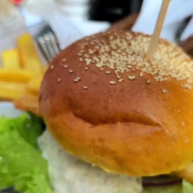 Burger wołowy w maślanej bułce z pieca z frytkami