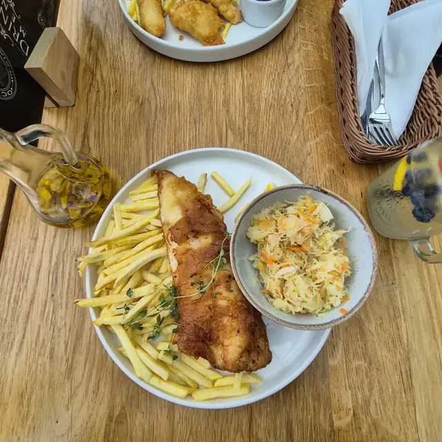 Smażony filet z dorsza z frytkami i surówką