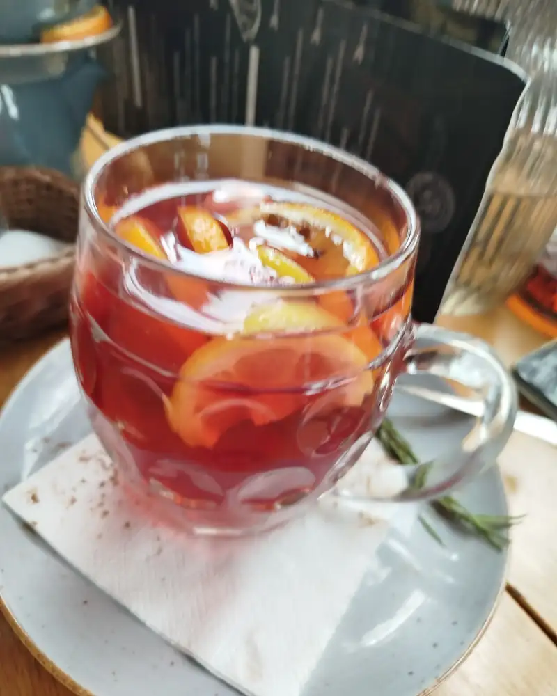 Rozgrzewająca herbata z owocami w szklanym kuflu